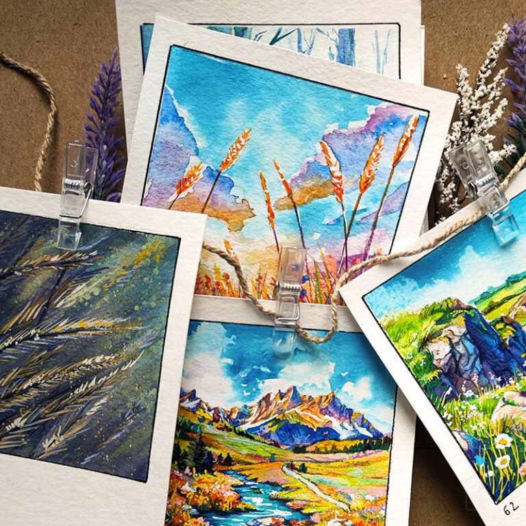 Mehrere quadratische Aquarellbilder überlappen sich leicht. Im Zentrum zeigt ein Bild hohe, orangefarbene Gräser, die sich vor einem leuchtend blauen Himmel mit lila und rosa Wolken im Wind wiegen. Links davon ist ein dunkelblaues Bild mit feinen Ähren oder Halmen zu sehen. Rechts liegt ein weiteres Bild mit einer grünen Wiese, auf der ein Fels mit einem Vogel oder einer kleinen Figur sitzt. Darunter ist nochmals das erste Bild aus Bild 1 mit dem Gebirgsbach zu erkennen. Die Farben sind kräftig und leuchtend. Mehrere durchsichtige Clips und eine Juteschnur halten die Bilder fest.