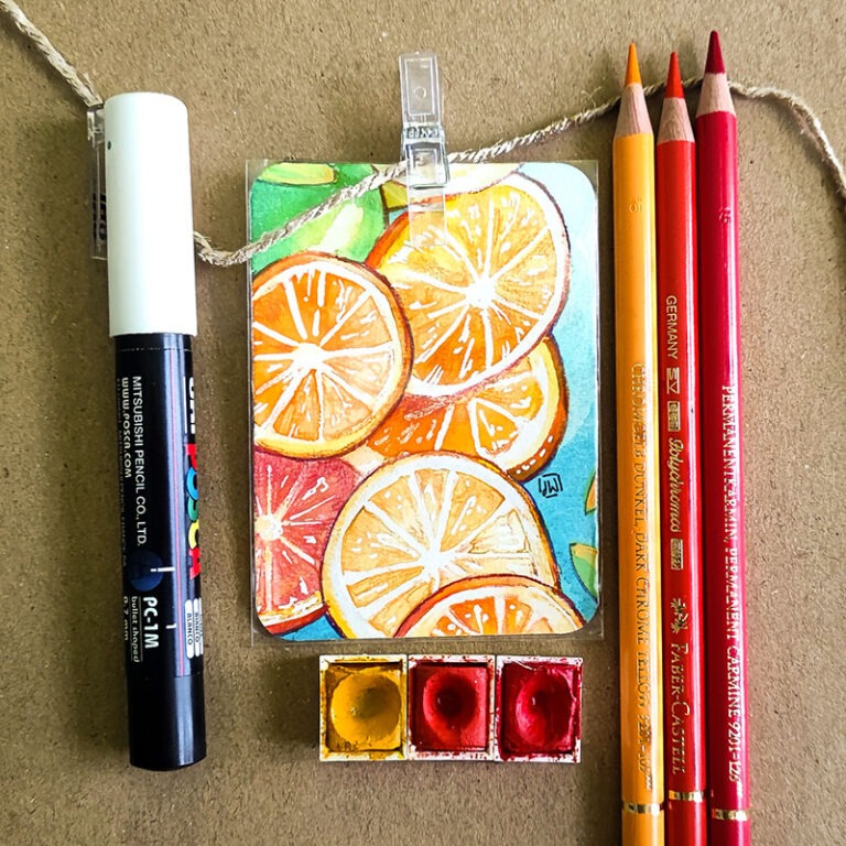 mehrere übereinander liegende, angeschnittene Scheiben von Zitrusfrüchten – überwiegend Orangen –, die leuchtend orange, gelb und rötlich gefärbt sind. Die Früchte sind von kräftigen weißen Linien durchzogen, die das Fruchtfleisch gliedern. Im Hintergrund sind einige grüne Blätter zu sehen, was auf frische, natürliche Früchte hindeutet. Der Hintergrund des Bildes ist hellblau und sorgt für einen frischen, sommerlichen Kontrast.