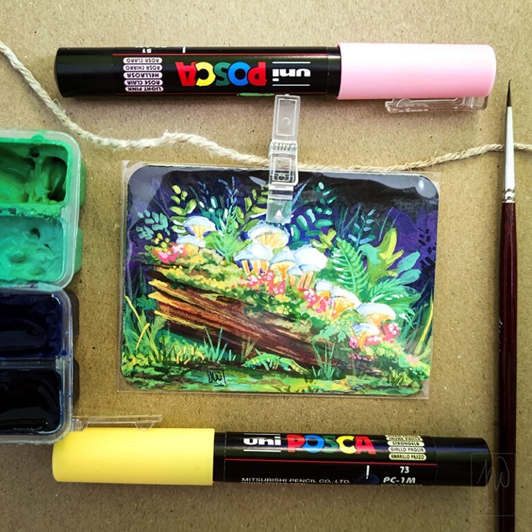 kleine, kunstvolle Darstellung eines Waldbodens mit vielen Pilzen, die auf einem alten Baumstamm wachsen. Die Pilze sind weißlich mit leicht gelblichen Akzenten und umgeben von üppigem Grün. Der Hintergrund ist dunkel und lässt auf eine nächtliche oder schattige Szene schließen.